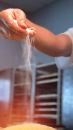 O sabor que chega à sua parada começa muito antes do primeiro pedaço.Na Bella Farinha, cada etapa da produção reúne técnica, cuidado e dedicação para transformar ingredientes em croissants, pães e outras delícias que fazem parte da experiência Graal.
Neste Dia do Panificador, nosso agradecimento a quem coloca a mão na massa e ajuda a tornar cada viagem mais saborosa. 💛