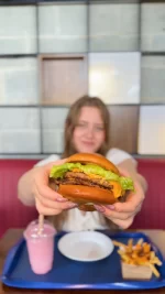 Escolher um lanche no NYC do Graal nunca é uma tarefa fácil. 🍔😅Ainda bem que a roleta decidiu dessa vez! Passe em um Graal e escolha seu lanche!